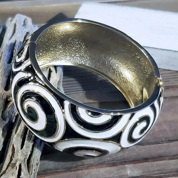 Mid-Century Style Retro Enamel Black White Gold Hinged Wide Bangle Bracelet - Picture 4 of 10